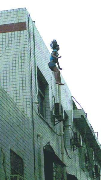 少女从3楼跳下被救生网接住(图)|少女|跳楼|救生网_新浪新闻
