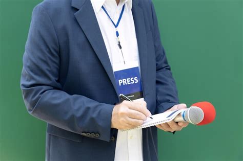 Reporter Taking Notes 的图像结果