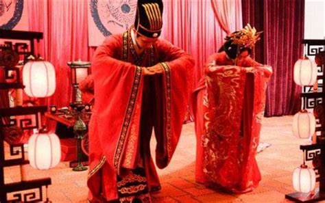 定亲交换什么礼物最新素材