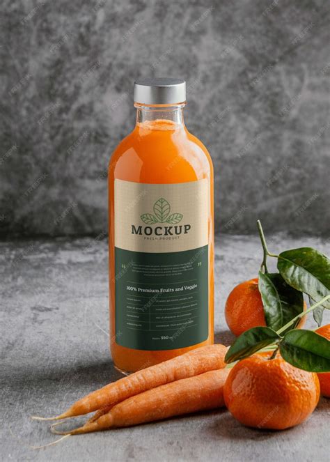 Premium PSD | Clear glass bottle mock-up with healthy fruit juice