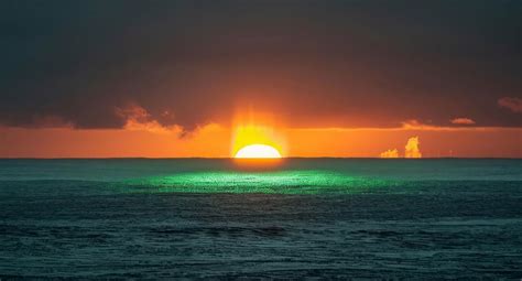 The Green Flash at Sunset: A Rare Maui Phenomenon - Old Lāhainā Lū'au