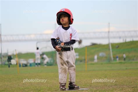 いじけて土いじりをしている野球少年(4歳) 写真素材 [ 4760128 ] - フォトライブラリー photolibrary