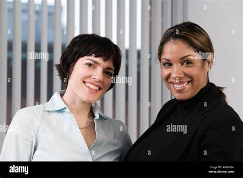 Group of Smiling Business Women 的图像结果