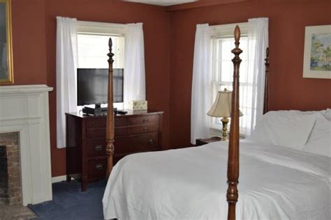 HUNTERS GRILLE AND TAP AT THE GRAFTON INN - Inn Reviews, Photos, Rate ...