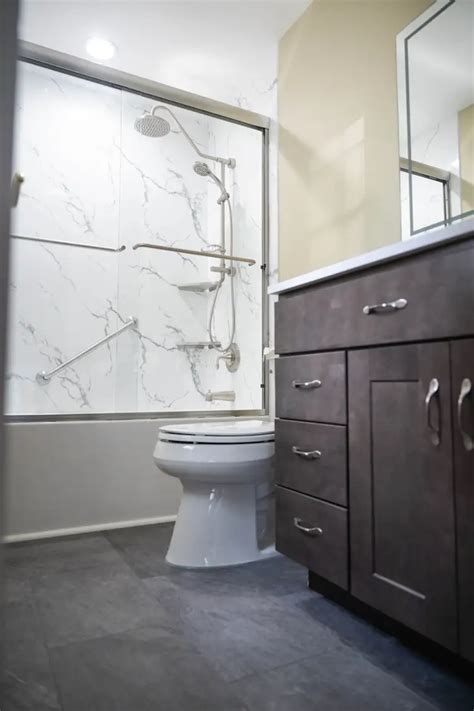 Walk-In Shower Replacement 的图像结果