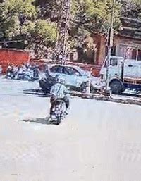 Accident Video: सड़क पार कर रहे स्कूटी सवार युवक को कार ने मारी जोरदार ...