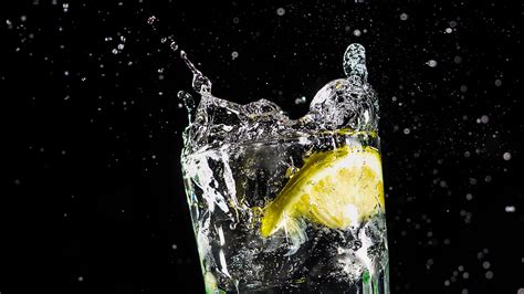Download wallpaper 2048x1152 glass, lemon, spray, drops, liquid, water ...