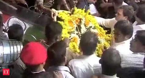 Rahul Gandhi pays homage to Karunanidhi at Rajaji Hall - The Economic ...