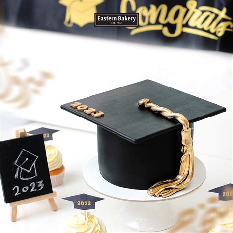 Image result for Graduation Cap Cake Decorations