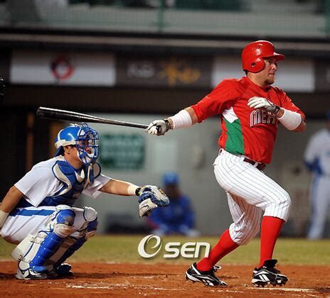 [WBC] 캐나다-멕시코, 기습번트에 대회 첫 난투극