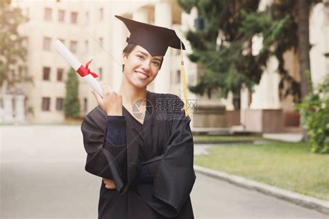 年轻微笑的女人在大学毕业那天持有文凭教育资高清图片下载-正版图片505181126-摄图网