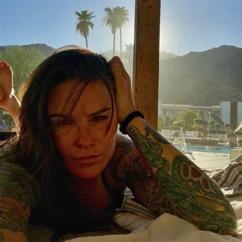 Amy Dumas's Feet Photos & Gallery | FeetDatabase.com