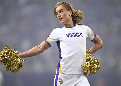 Minnesota Vikings male cheerleaders ready for the spotlight - Outsports
