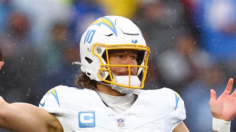 Justin Herbert injury latest after Los Angeles Chargers quarterback ...