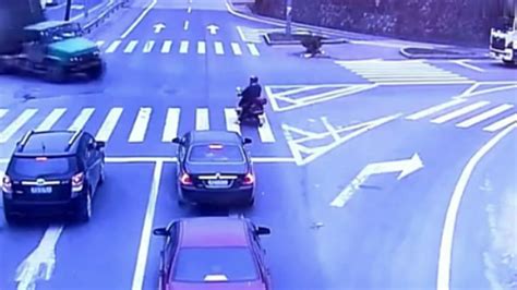 贵州毕节一男子骑自行车闯红灯被撞，还要负全责 - 封面新闻