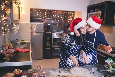 25 Cute, Romantic Christmas Date Ideas For Couples