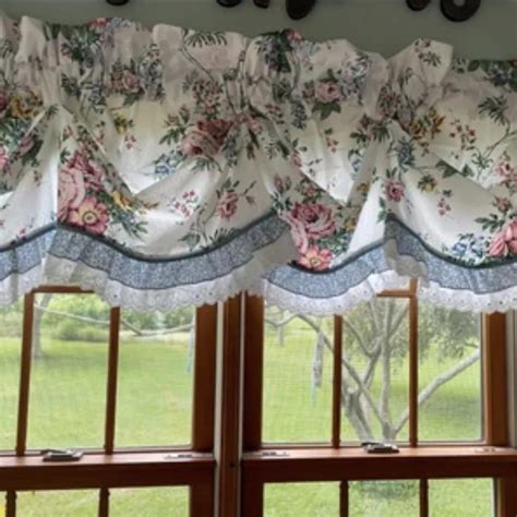 Vtg JCPenney Shabby Window Curtain Cabbage Rose... - Depop