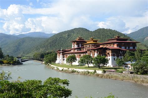 28 Tourist Places in Bhutan: Famous & Most Beautiful Places to Visit