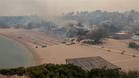 Wildfires on Greek Island Force Mass Evacuations - The New York Times