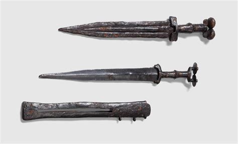 Types of Daggers – Styles, Designs, and Blades with Pictures