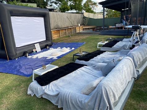 How to Set Up an Outdoor LED Projector 的图像结果