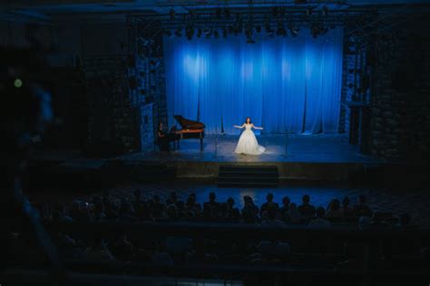 Opera Singer Singing 的图像结果