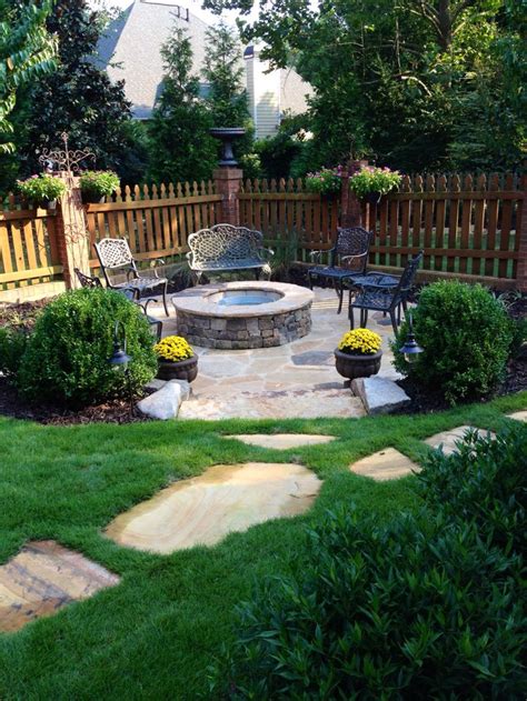 https://i.pinimg.com/736x/5c/14/b1/5c14b1a6ee94b00f2af80b9908c7043e--courtyard-landscaping-stone-fire-pits.jpg