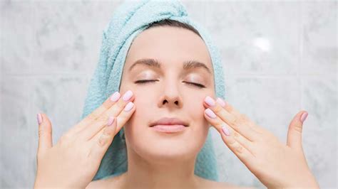 क्या डबल क्लींजिंग करने से एक्ने होते हैं | Does Double Cleansing Cause ...