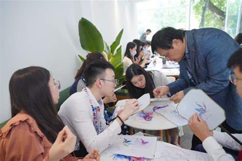 领略非遗风采，探索湾区未来：百名香港新入职教师来穗研习_腾讯新闻