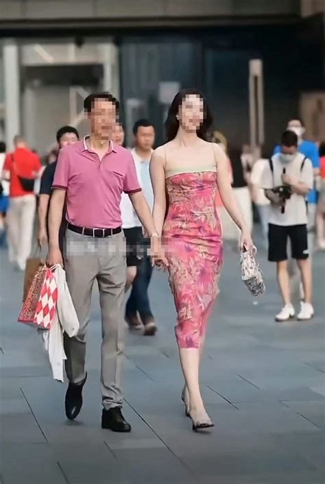 国企总经理与女子牵手逛街被拍，摄影师是立功还是该担责？_腾讯新闻