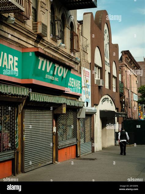 Street scene in South Williamsburg, Brooklyn, New York Stock Photo - Alamy