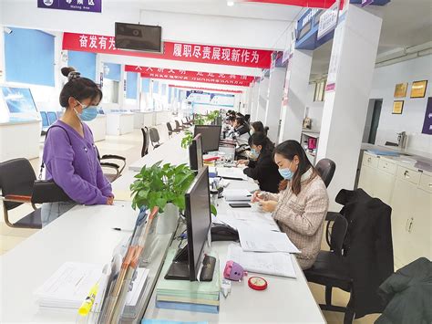 荆州市企业申办专区现场。网上办事比例增加，线下办事人数越来越少。(通讯员高欣慰摄)