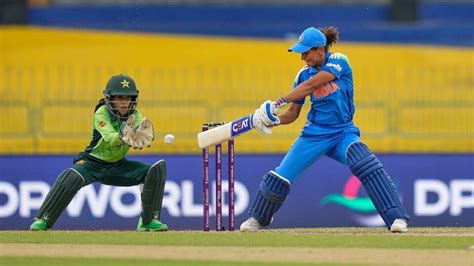 Nashra Sandhu gets trolled after death stare at Harmanpreet Kaur during ...