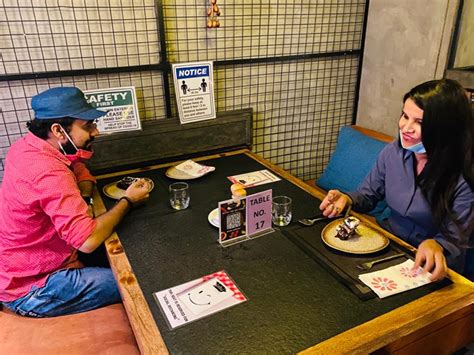Couple sitting in the cross, serving the food yourself: the staff came ...