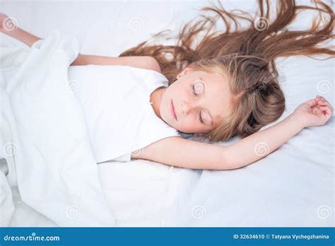 睡觉在白色床上的女孩 库存照片. 图片 包括有 舒适, 孩子, 休息, 纵向, 苏醒, 人员, 相当, 晚上 - 32634610