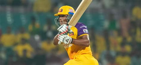 Kiran Navgire: किसान की बेटी जो अपने बल्ले पर धोनी का नाम लिखकर खेलती ...