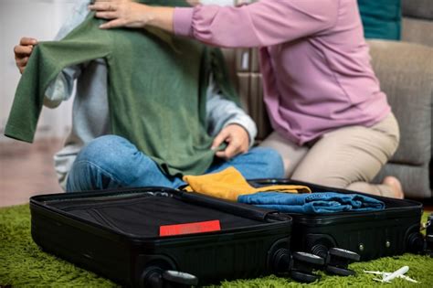 Romantische reife Rentner packen Kleidung Reisetasche Koffer zusammen ...