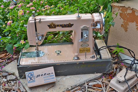 Pink Sewing Machine 的图像结果