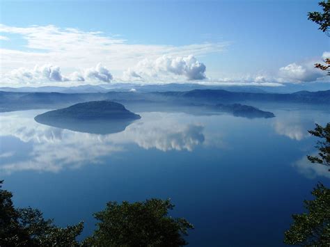 https://upload.wikimedia.org/wikipedia/commons/thumb/c/c0/Lake_Towada_from_Ohanabe_2008.jpg/960px-Lake_Towada_from_Ohanabe_2008.jpg?20131014054728=