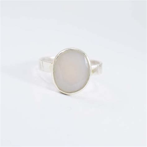 कर्क राशि के लिए Moon Stone Ring - Pure Astrology