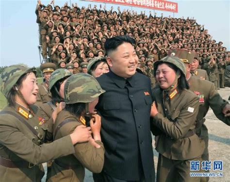 金正恩指导朝鲜女兵发射火箭弹 合影留念（图）--广东频道--人民网