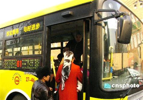 图：香港珍宝巴士公交车在乌鲁木齐运行_新闻中心_新浪网