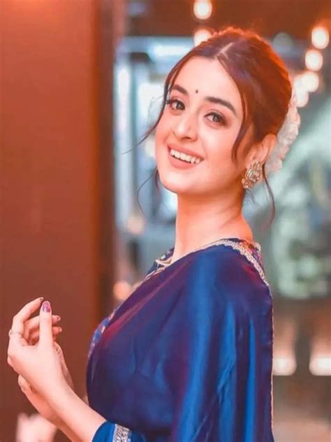 Darshana Banik redefines beauty in ethnic outfits | Times of India