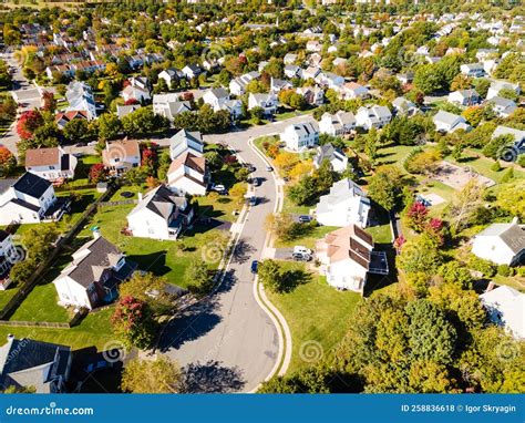 Vistas a Las Calles De Las Casas Unifamiliares Modernas De La Clase ...