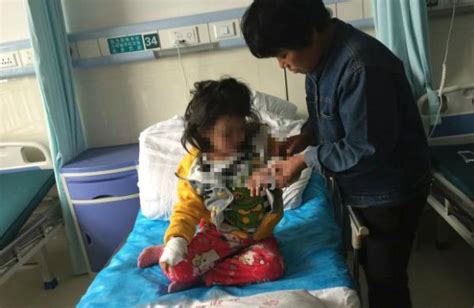 安徽砀山虐童案开庭：女童遭生母开水烫手伤口撒盐-搜狐新闻
