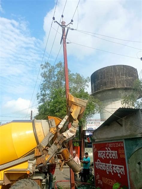 विधायक डॉ. शर्मा की पहल पर यातायात में सुधार के लिए बिजली के पोल शिफ्ट ...
