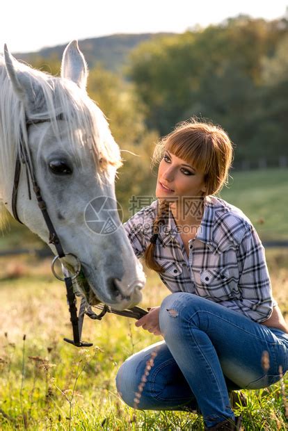 一匹白马和女人的肖像高清图片下载-正版图片504780037-摄图网