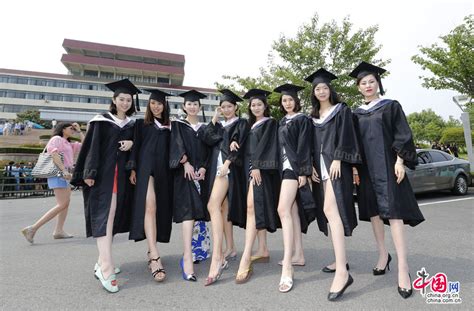 青岛大学毕业生们花式拍照 定格美好记忆