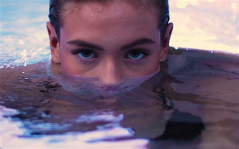 HANNAH PALMER hot tubs in a black swimsuit SHOT IN 4k_1080p-母婴亲子视频-搜狐视频