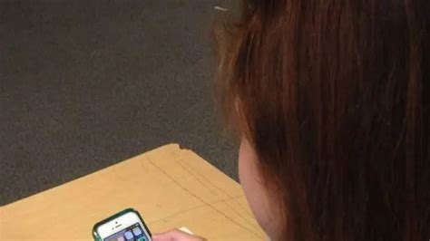 This Is Why We Keep Looking Into Other People’s Phone Screens, Even ...